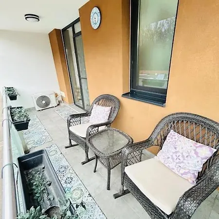 Glamorous Feel At Apartament